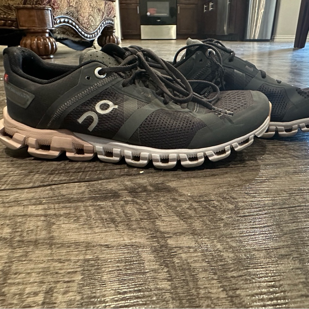 On cloud running shoes / cloudflow running shoes gray with baby pink size W5.5